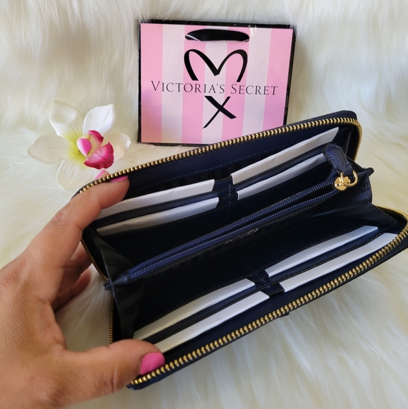 🩷🩷Victoria’s Secret zip around Wallet🩷🩷 - Picture 3 of 6